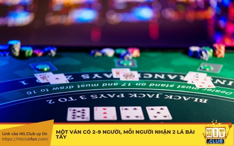 Một ván có 2–9 người, mỗi người nhận 2 lá bài tẩy